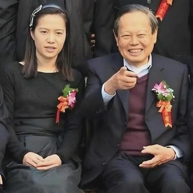 杨振宁身后事!支持翁帆再婚有做安排,路人前往生前故居悼念(组图) - 6