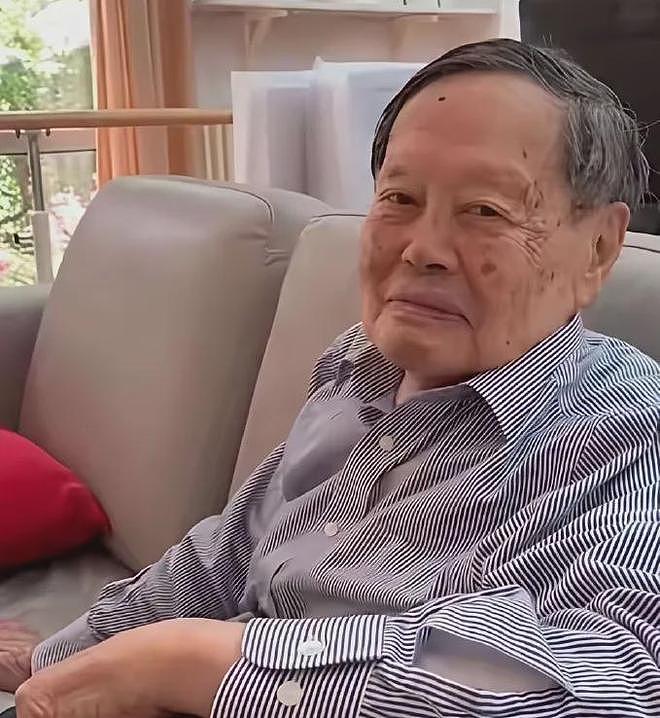 杨振宁因病逝世!103岁生日宴未露面,最后一次亮相是为妻子庆生(组图) - 9