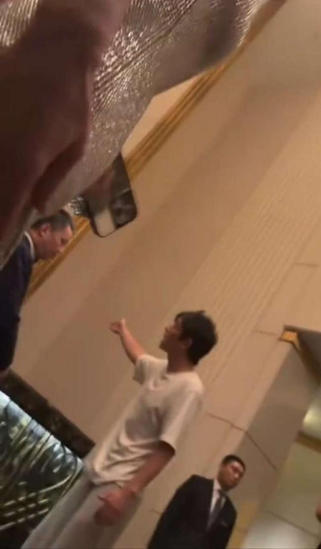 冲上热搜！陈冠希大闹上海半岛酒店，视频曝光！店家回应：原因无可奉告（视频/组图） - 2