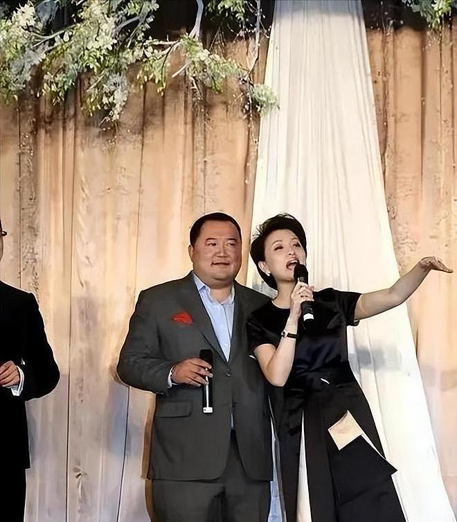 央视主持杨澜:嫁百亿身家老公,57岁却抛头露面直播卖课(组图) - 3