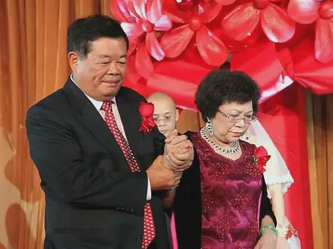 她带来第一波冲击！曹德旺被吓到火速交班（组图） - 2