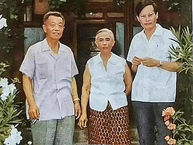 老照片：1971年，杨振宁和岳父岳母在北京（组图） - 1