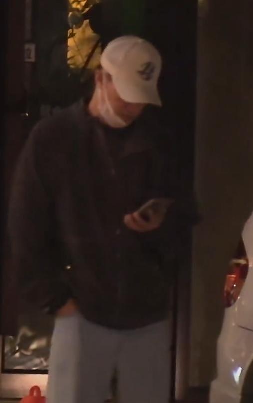 狗仔曝辛柏青与友人聚会开心大笑，乱扔烟头，网友：狗仔用心不良（组图） - 17