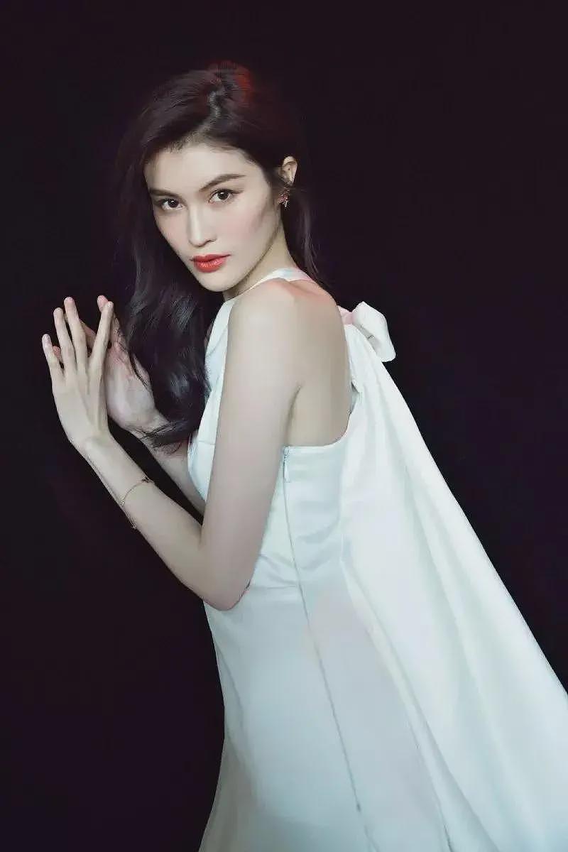 “丑小鸭”何穗的上位史：闪离伪富豪，上节目没情商，与奚梦瑶抢代言（组图） - 28