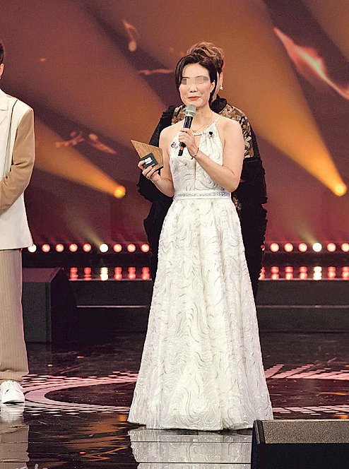 挣钱太少7年不准碰老婆,结婚8年窝囊至极在家不敢出声,今一夜爆红找回尊严被准入房睡?(组图) - 17