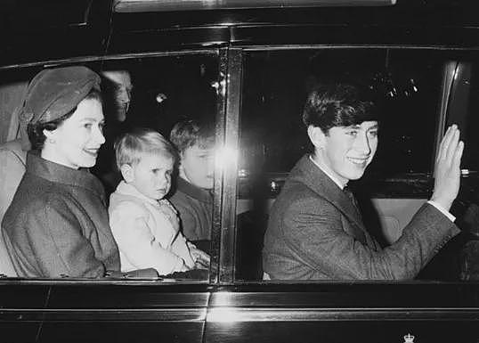 安德鲁王子失去头衔，英国王室世子之争迎来大结局：被嫌弃的长子登基了，被偏爱的次子出局了（组图） - 8