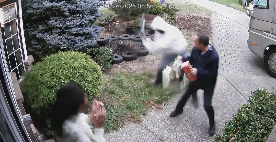 骇人!大温华裔商人家门口遭3人围殴,球棒猛击9次倒地不起,全家逃离加拿大(组图) - 2