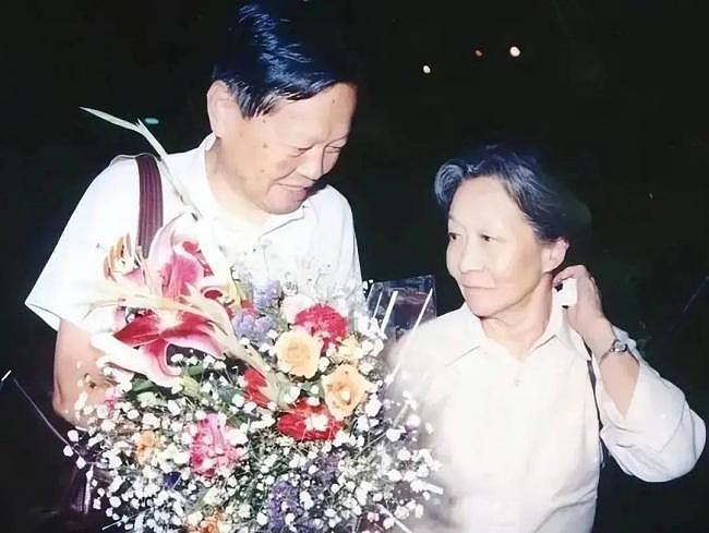 老照片：1971年，杨振宁和岳父岳母在北京（组图） - 3