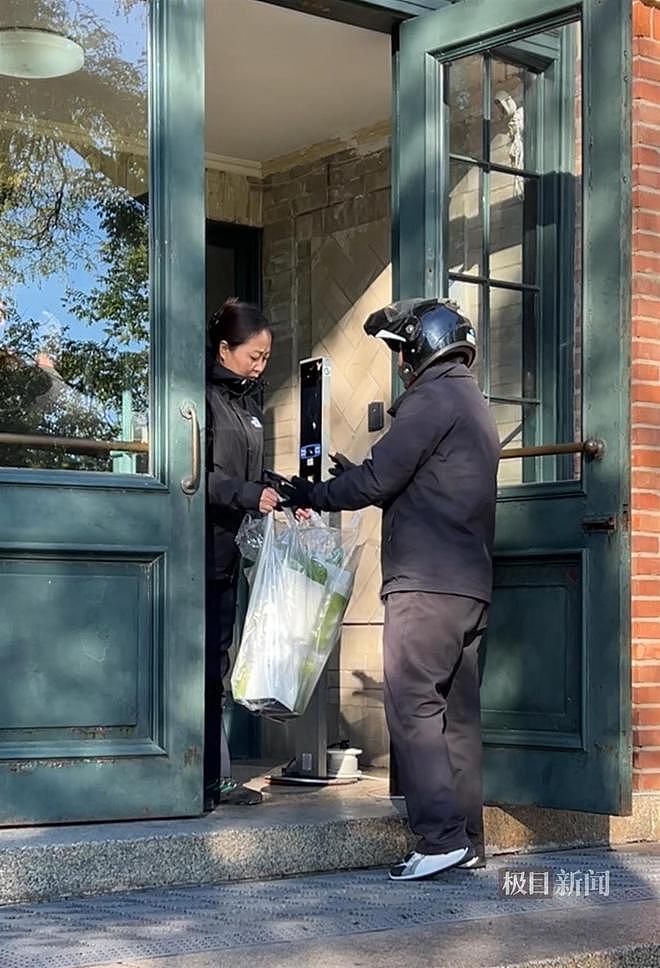 清华高等研究院设杨振宁先生缅怀室，吊唁长队排到了大楼数十米外（视频/组图） - 2