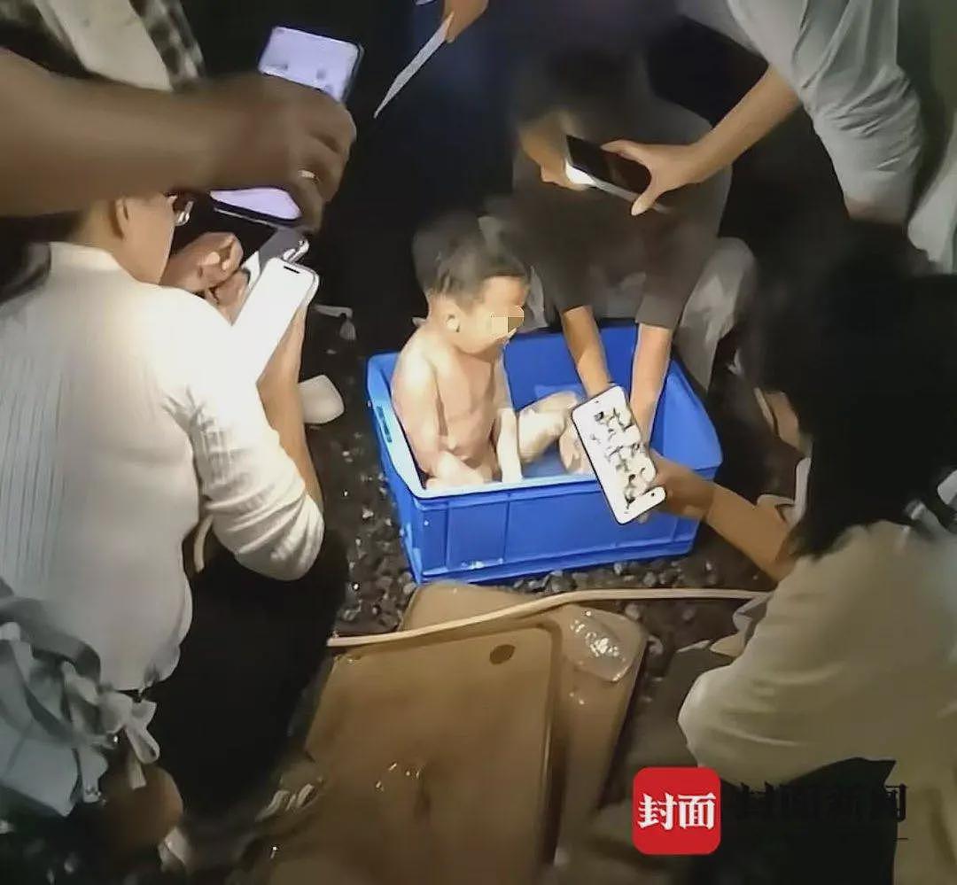 3岁男童不慎掉进炭火堆，全身85%烧伤，母亲徒手救出！网友：光看就疼得不行！父母发声（视频/组图） - 5