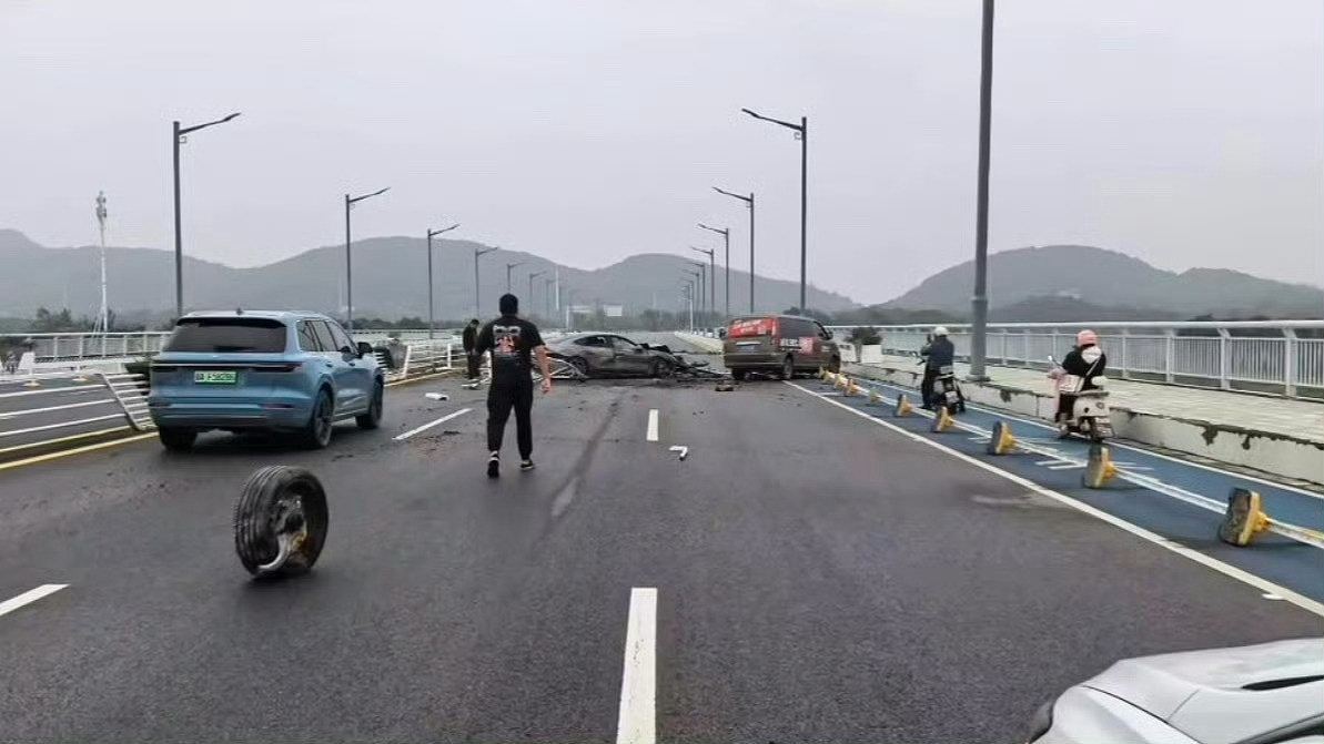 小米SU7失控撞穿栏冲过对面线，左前轮车轴断裂轮胎脱落（组图） - 2
