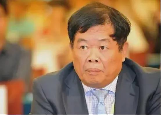 她带来第一波冲击！曹德旺被吓到火速交班（组图） - 1