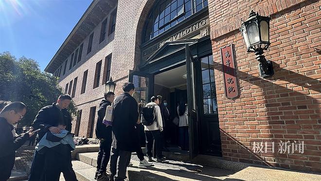 清华高等研究院设杨振宁先生缅怀室，吊唁长队排到了大楼数十米外（视频/组图） - 4