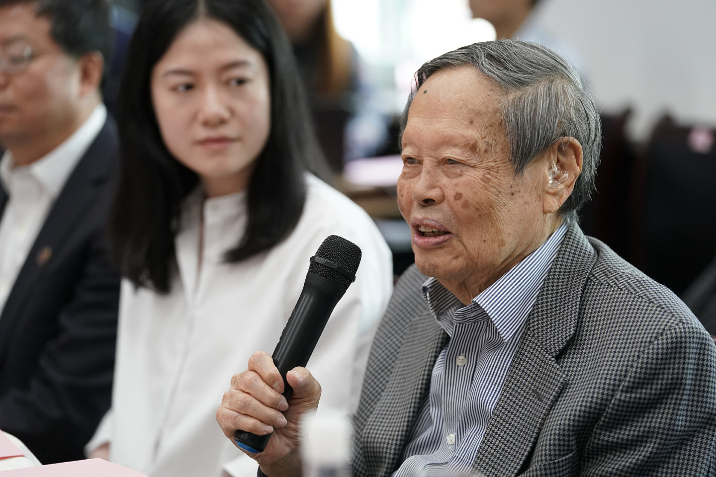 翁帆：杨先生离开的时候一定很欣慰，他交出了一份满意的答卷（图） - 1