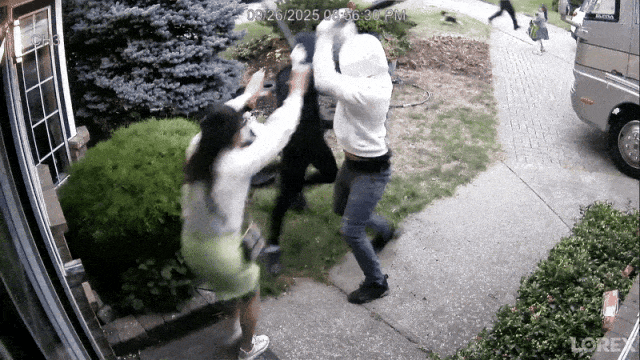 骇人!大温华裔商人家门口遭3人围殴,球棒猛击9次倒地不起,全家逃离加拿大(组图) - 1