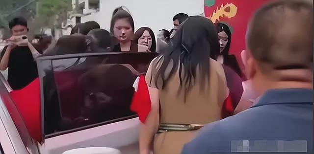 婚车司机吐露跳河新郎当天情况:女方扇了男子几巴掌,男孩跪下认错也不行(组图) - 16
