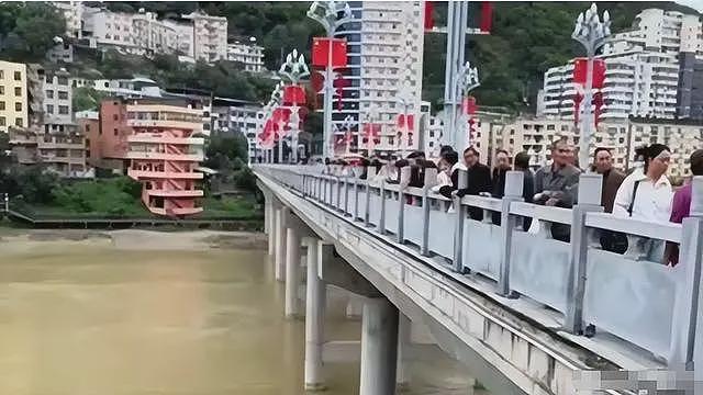 婚车司机吐露跳河新郎当天情况:女方扇了男子几巴掌,男孩跪下认错也不行(组图) - 17