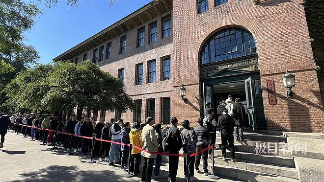 清华高等研究院设杨振宁先生缅怀室，吊唁长队排到了大楼数十米外（视频/组图） - 3