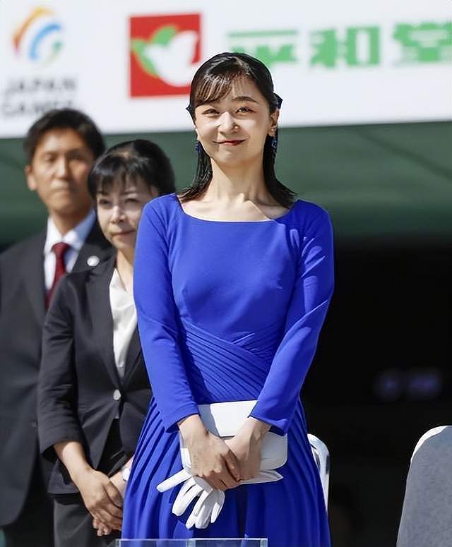 佳子公主穿粉色连衣裙惹争议，指过于显身材，搭玫瑰头饰显少女感（组图） - 8
