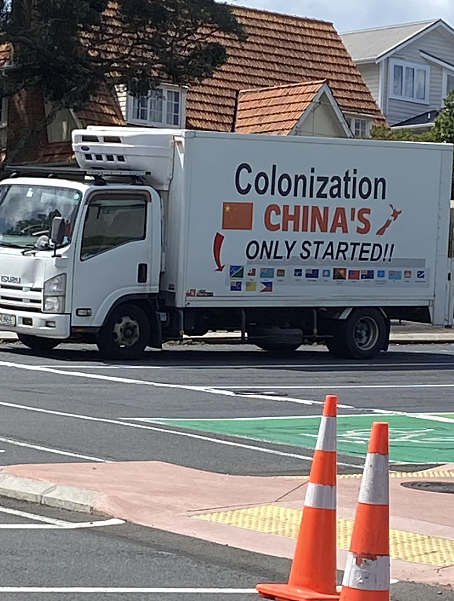 “中国殖民新西兰！”奥克兰惊现“反华标语卡车”！又一中国APP遭新西兰国会禁用，网友炸锅（组图） - 1