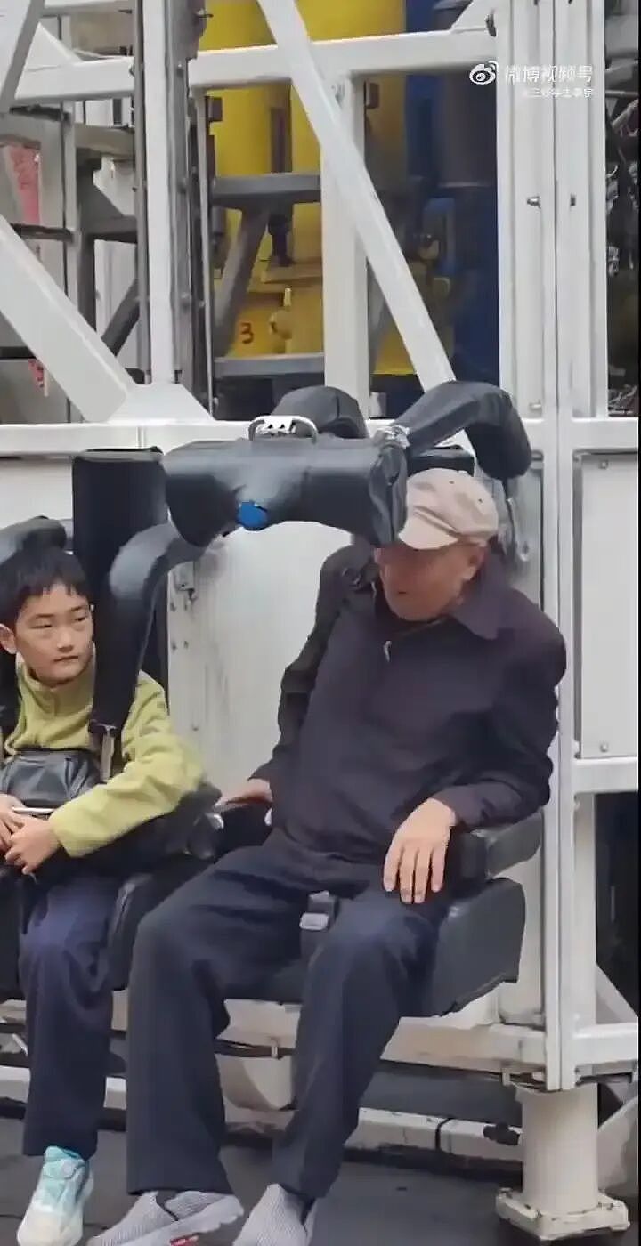 70岁大爷玩3遍跳楼机,动作娴熟看呆小孩哥(图) - 1