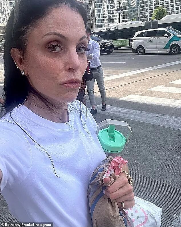 美国女星因没预约被香奈儿拒之门外，次日她换上一身名牌又去了，这次...（组图） - 4