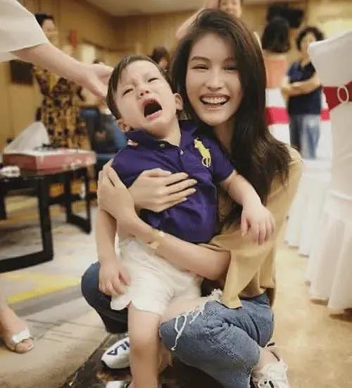 “丑小鸭”何穗的上位史：闪离伪富豪，上节目没情商，与奚梦瑶抢代言（组图） - 22