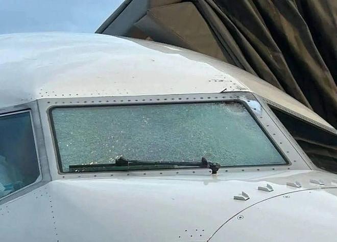 万米高空美一波音客机风挡玻璃破裂，机上140人！专家：或被陨石或残骸击中（视频/组图） - 1