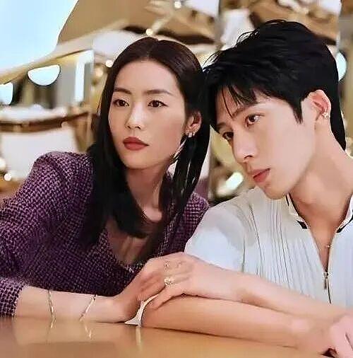 陈伟霆何穗隐婚生娃？黄子韬婚礼藏儿子？井柏然刘雯被催婚？万鹏洗白当小三？双男主相互黑抢资源？（组图） - 6