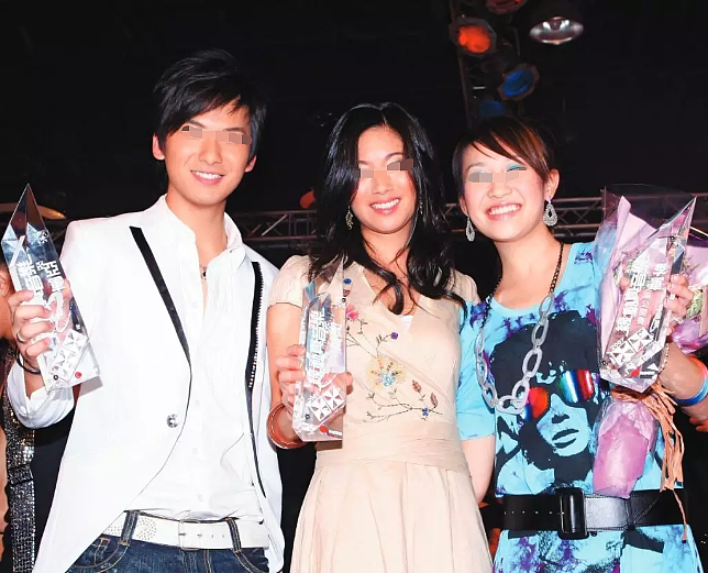 挣钱太少7年不准碰老婆,结婚8年窝囊至极在家不敢出声,今一夜爆红找回尊严被准入房睡?(组图) - 3