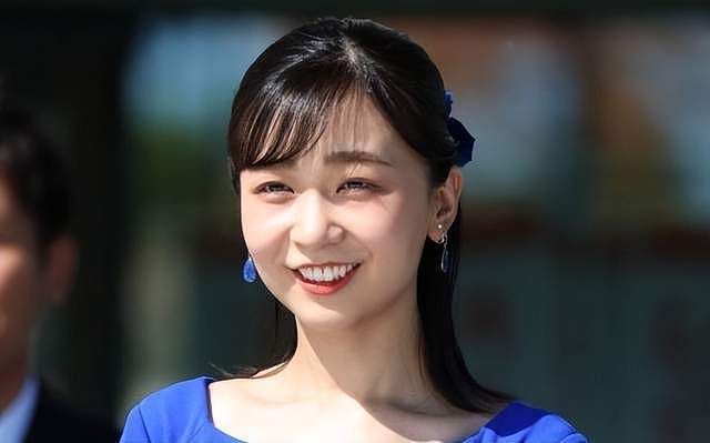 佳子公主穿粉色连衣裙惹争议，指过于显身材，搭玫瑰头饰显少女感（组图） - 7