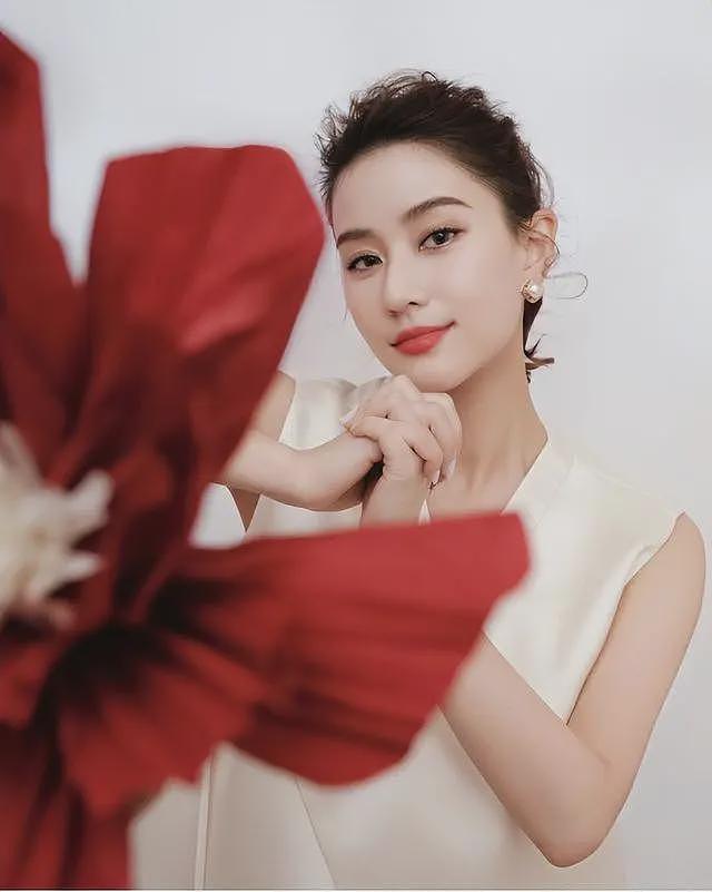 赌王最美千金深V透视装亮相，婚姻状态成谜，被拍黑脸遭质疑（组图） - 3