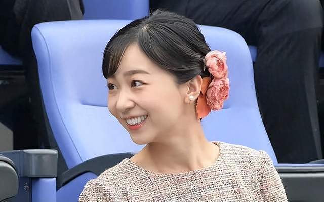 佳子公主穿粉色连衣裙惹争议，指过于显身材，搭玫瑰头饰显少女感（组图） - 2