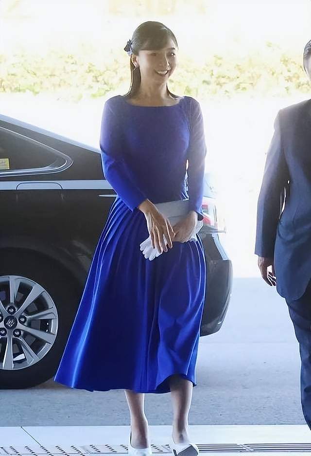 佳子公主穿粉色连衣裙惹争议，指过于显身材，搭玫瑰头饰显少女感（组图） - 4