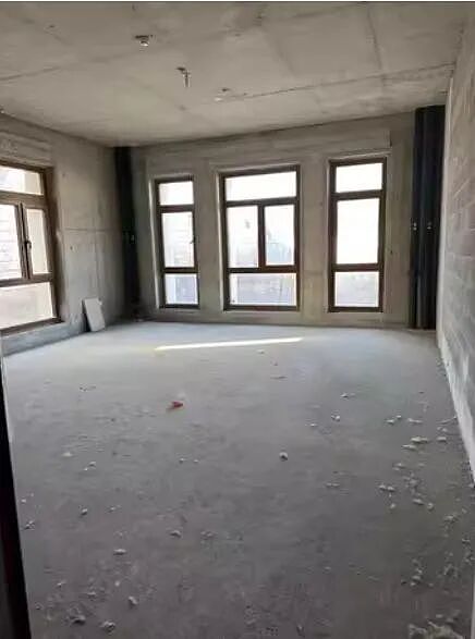 2万人围观,10名亿万富翁抢北京顶级豪宅:出价149轮,最终1.43亿元成交!房子还是毛坯,房外杂草丛生(组图) - 3