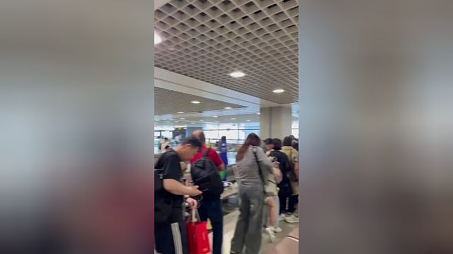 “着火的是韩国乘客携带的锂电池”！亲历者讲述国航机舱起火现场：火星子溅到头顶，有人惊魂尖叫（视频/组图） - 3