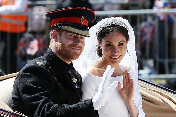 哈里娶梅根是人生错误，天价婚纱隐藏秘密，王室复仇信号开始（组图） - 1