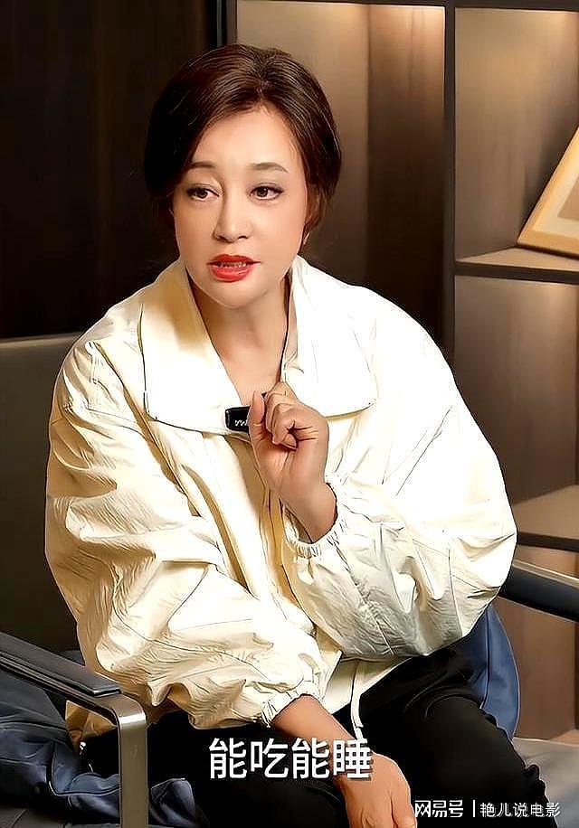 74岁刘晓庆近况！生图皮肤白皙状态回春，被穿红秋衣的张柏芝抢镜（组图） - 4