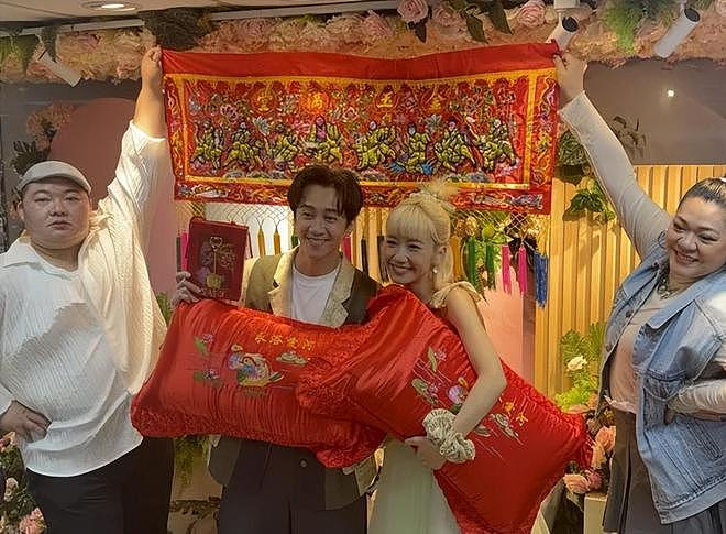 陈汉典lulu现身登记结婚，两人抱鸳鸯大红枕秀恩爱，女方激动落泪（组图） - 4