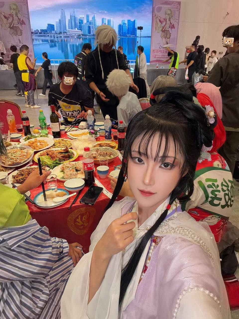 “80块钱狂炫15道菜”,多少年轻人开始去县城漫展上吃席薅羊毛了(组图) - 1