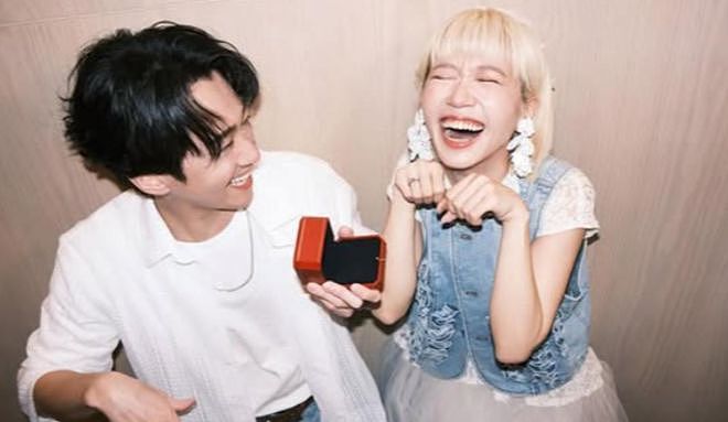 陈汉典lulu现身登记结婚，两人抱鸳鸯大红枕秀恩爱，女方激动落泪（组图） - 2