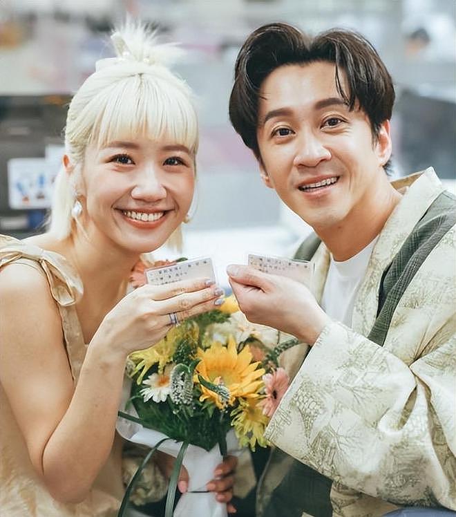 陈汉典lulu现身登记结婚，两人抱鸳鸯大红枕秀恩爱，女方激动落泪（组图） - 5
