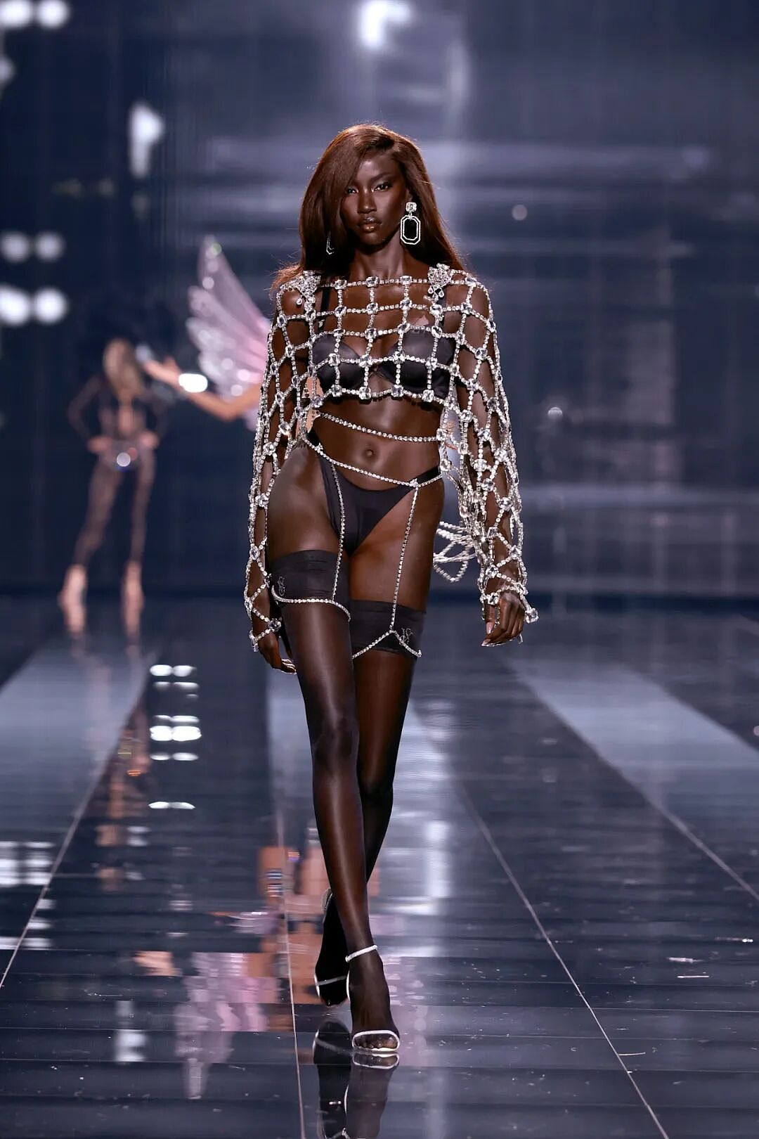 今年维密的大红裤衩，连刘雯都扛不住了（组图） - 28