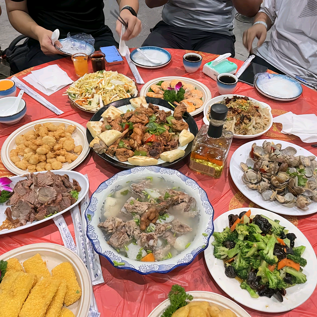 “80块钱狂炫15道菜”,多少年轻人开始去县城漫展上吃席薅羊毛了(组图) - 3