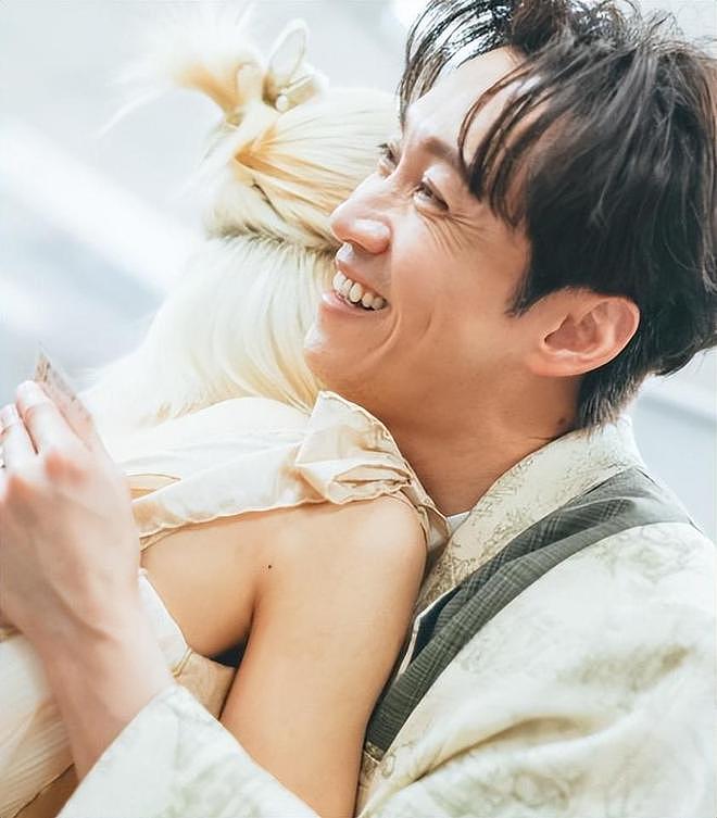 陈汉典lulu现身登记结婚，两人抱鸳鸯大红枕秀恩爱，女方激动落泪（组图） - 6