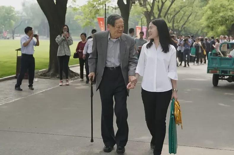 杨振宁传分好遗产,翁帆只得别墅,18亿全给子女?(组图) - 2