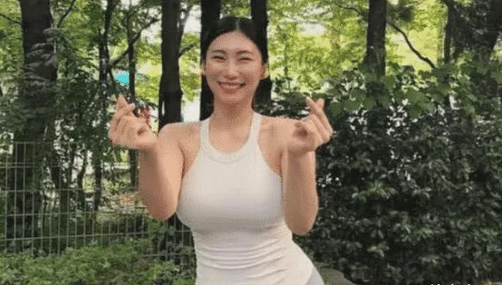 【美女】42岁阿姨撩走25岁肌肉男,闪婚生下双胞胎!健身房爱情也太高燃了...(组图) - 7
