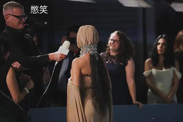 金卡戴珊蒙面走红毯，束腰礼服勒出“双层胸”，网友：太像坎爷的手笔了（组图） - 15