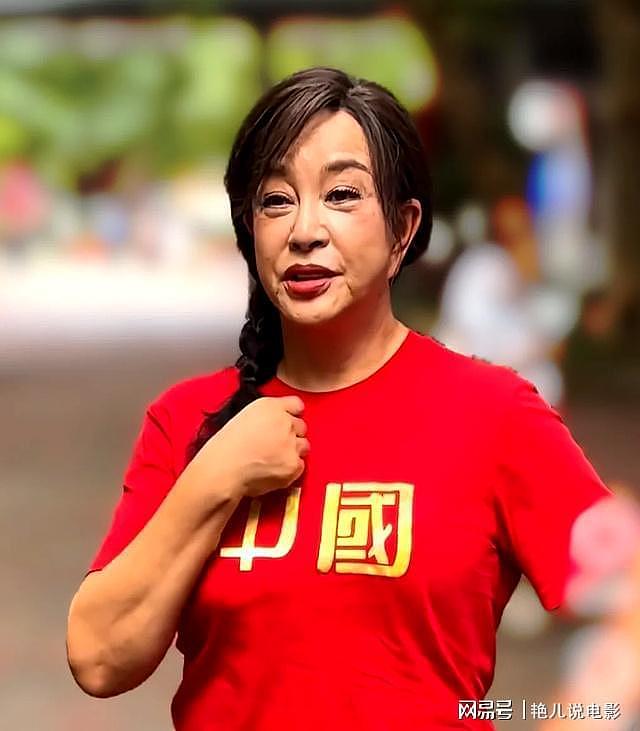 74岁刘晓庆近况！生图皮肤白皙状态回春，被穿红秋衣的张柏芝抢镜（组图） - 5