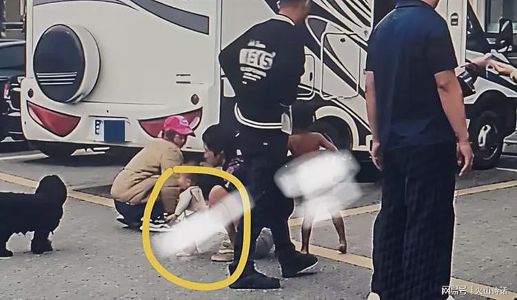 天壤之差！野人孩子父亲上大学时照片被扒，年轻健壮而意气风发…（组图） - 1